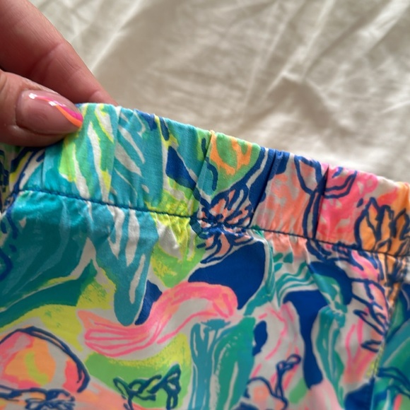 Lilly Pulitzer stretch shorts 3”. - Picture 3 of 3
